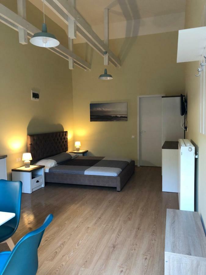 Apartment White Crow House